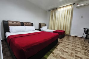 Family Room | Desk, soundproofing, free WiFi, bed sheets - Darul Salam Inn (Kerteh)