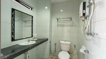 Deluxe Triple Room | Bathroom | Shower, rainfall showerhead, free toiletries, towels