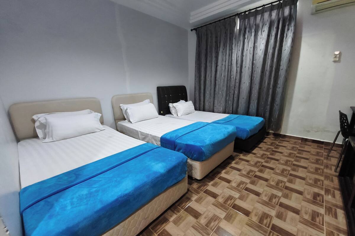 Deluxe Triple Room | Desk, soundproofing, free WiFi, bed sheets