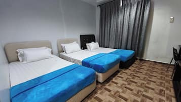 Deluxe háromágyas szoba | Íróasztal, hangszigetelés, ingyenes wifi és ágynemű