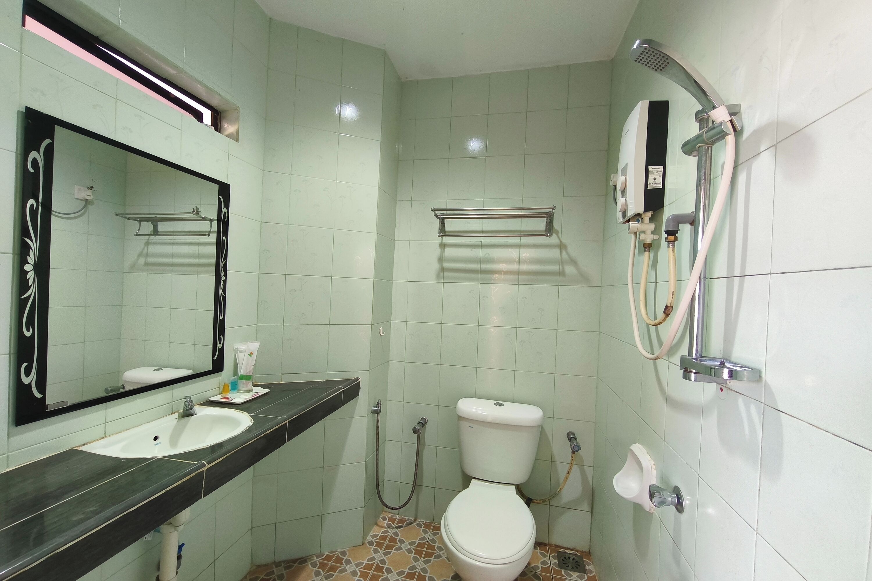 Ein Badezimmer mit Waschbecken, Toilette und Dusche.