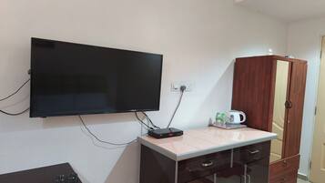 Desk, soundproofing, free WiFi, bed sheets