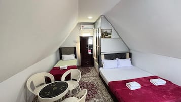 Deluxe driepersoonskamer | Een bureau, gratis wifi, beddengoed