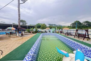 Una piscina al aire libre