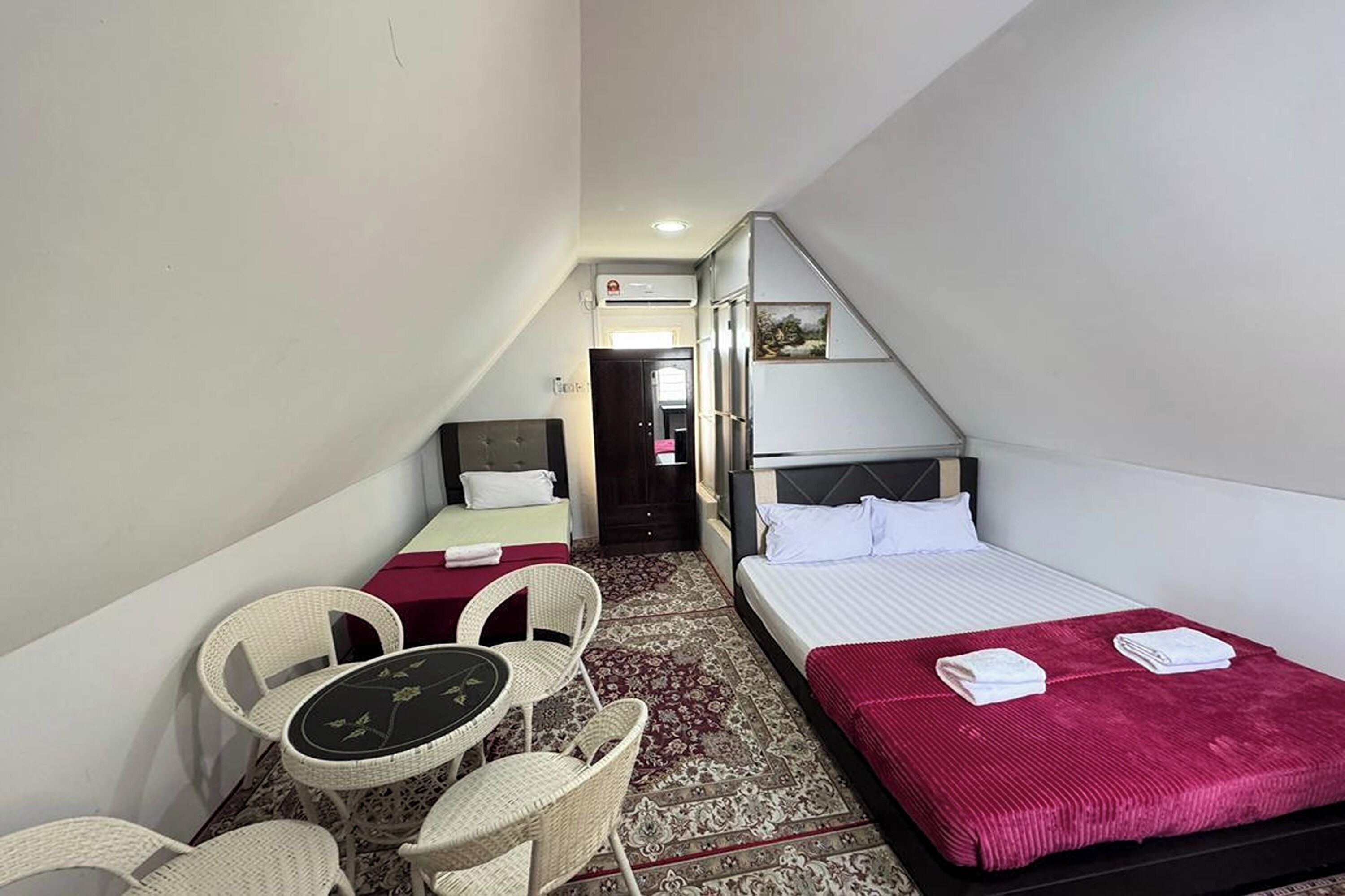 Escritorio, wifi gratis, ropa de cama