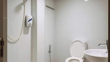 Standard Room | Bathroom | Shower, rainfall showerhead, hair dryer, towels