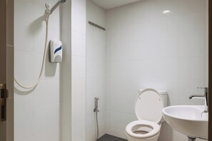 Standard Room | Bathroom | Shower, rainfall showerhead, hair dryer, towels - Cahaya Midah (Bilikxpert) (Kuala Lumpur)