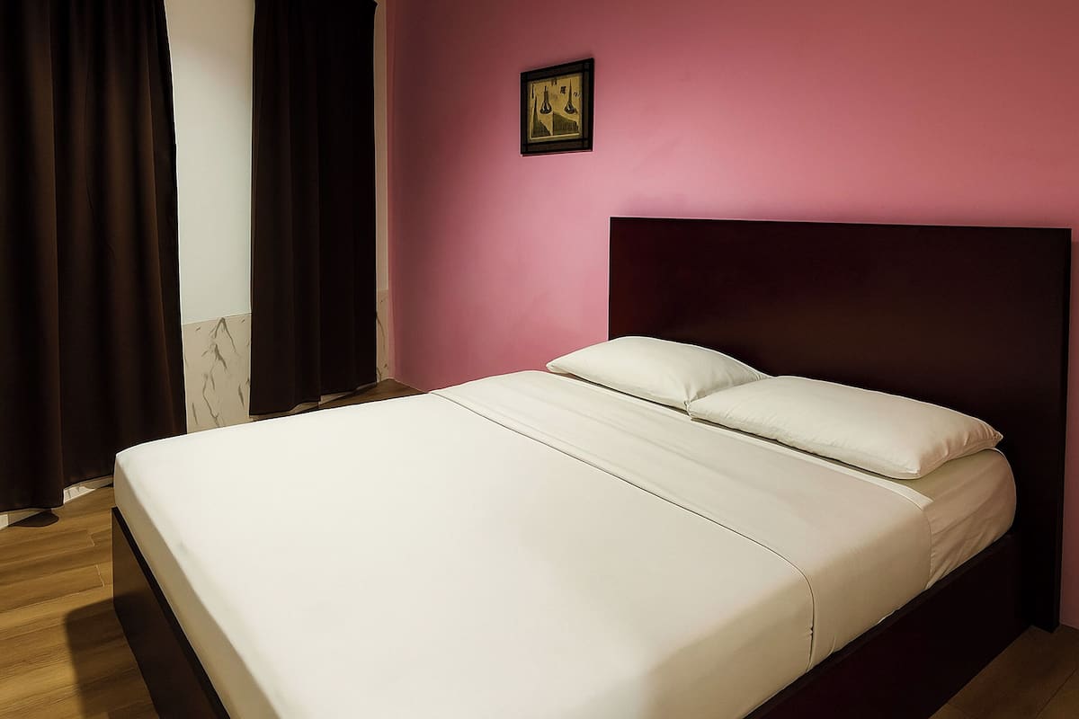 Standard Room | Iron/ironing board (on request), WiFi (free), bed sheets