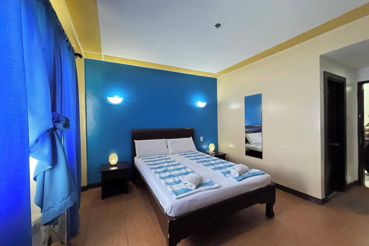 Escritorio, wifi gratis y ropa de cama