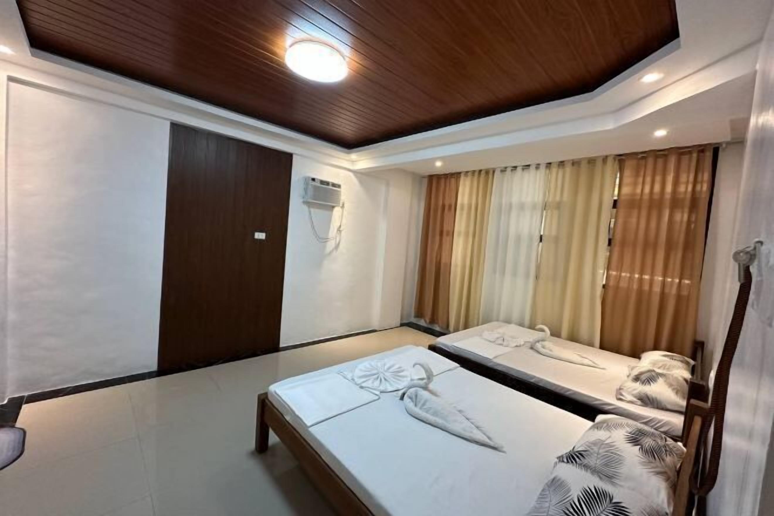 Een bureau, extra bedden (toeslag), gratis wifi, beddengoed