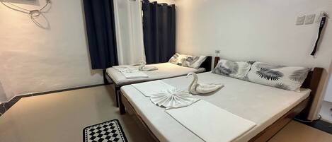 Escritorio, camas extra, wifi gratis y ropa de cama