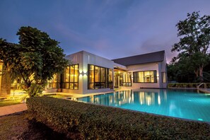 A modern two-story house with a swimming pool, large windows, and a well-maintained garden. - Penny - Farthing Pool Villa (Pattaya)