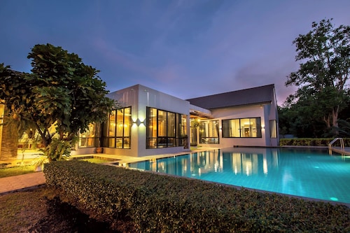 Penny - Farthing Pool Villa