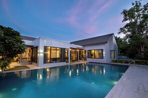Outdoor pool - Penny - Farthing Pool Villa (Pattaya)