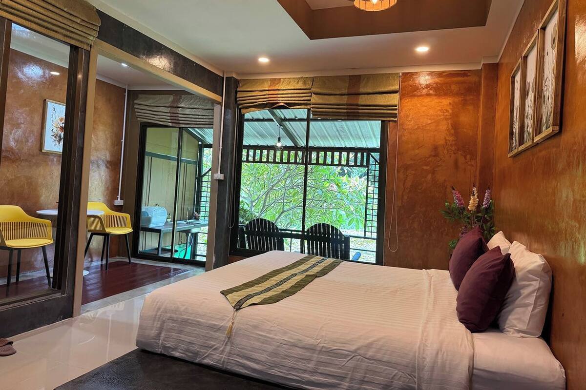 Desk, free WiFi, bed sheets