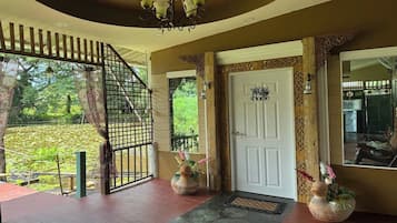 Family Room | Desk, free WiFi, bed sheets