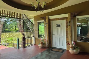 Family Room | Desk, free WiFi, bed sheets