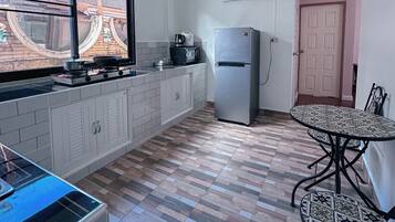 Vila com design assinado | Frigobar, escrivaninha, Wi-Fi de cortesia, roupa de cama