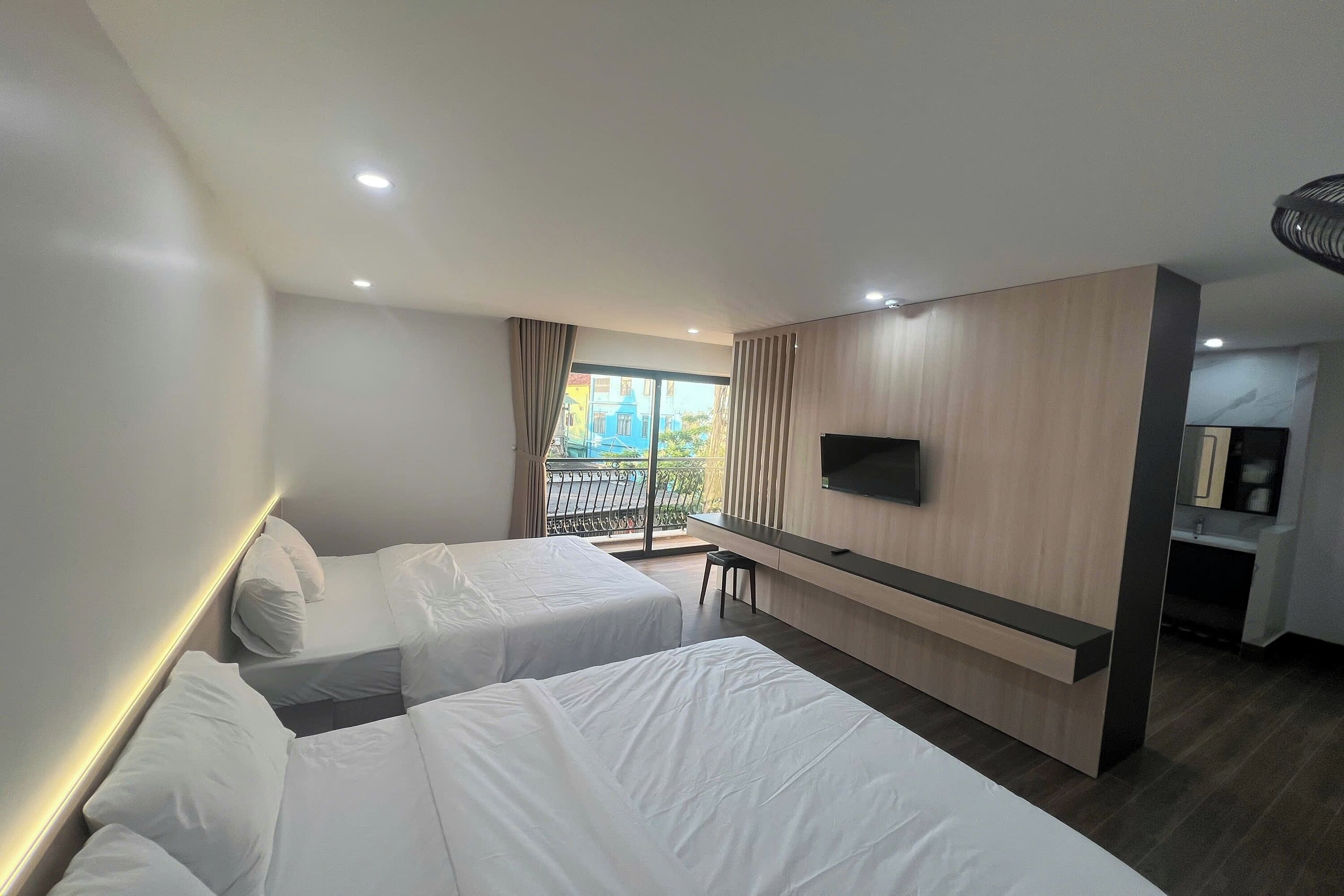 Family Room, Balcony | Desk, iron/ironing board, free WiFi, bed sheets