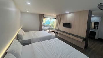 Habitación familiar, balcón | Escritorio, tabla de planchar con plancha, wifi gratis y ropa de cama