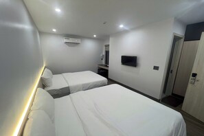 Family Room | Desk, iron/ironing board, free WiFi, bed sheets
