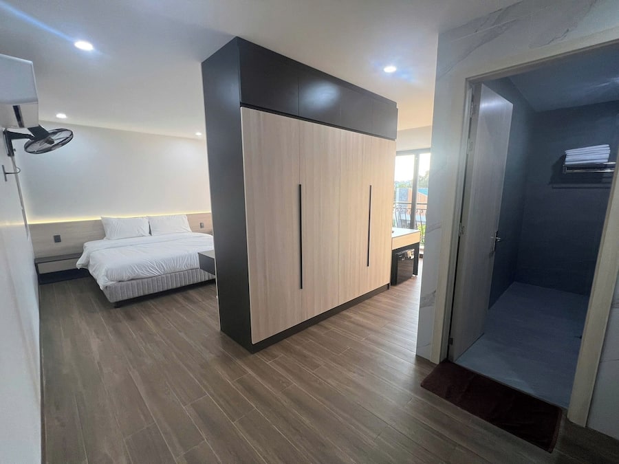 Quarto família, sacada | Banheiro | Chuveiro, chuveiro com efeito de chuva, secador de cabelo, chinelos