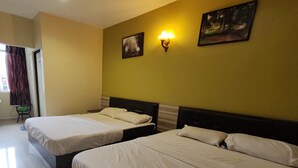 Suite Keluarga | Meja kerja, setrika/meja setrika, Wi-Fi gratis, dan seprai linen
