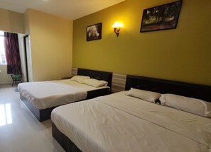 Suite familiar | Escritorio, tabla de planchar con plancha, wifi gratis y ropa de cama