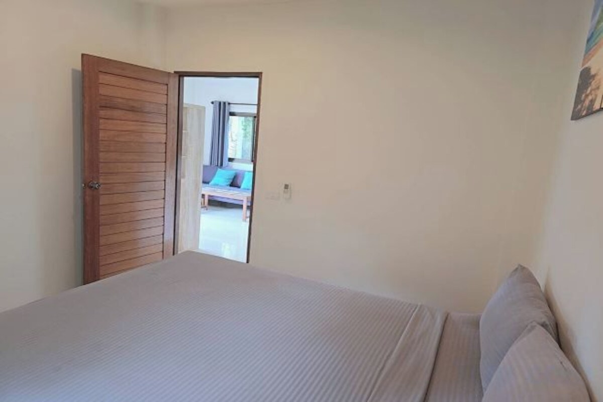 In-room safe, desk, WiFi (free), bed sheets