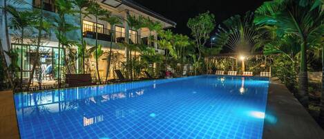 Una piscina al aire libre