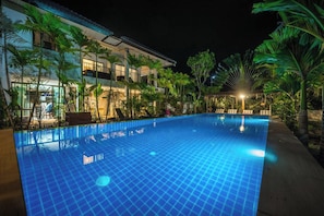 Una piscina al aire libre