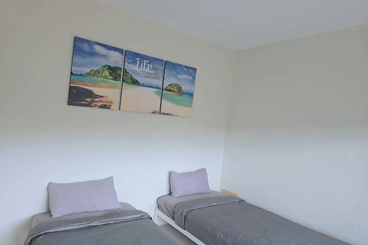 In-room safe, desk, WiFi (free), bed sheets
