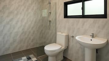 Shower, rainfall showerhead, free toiletries, hair dryer