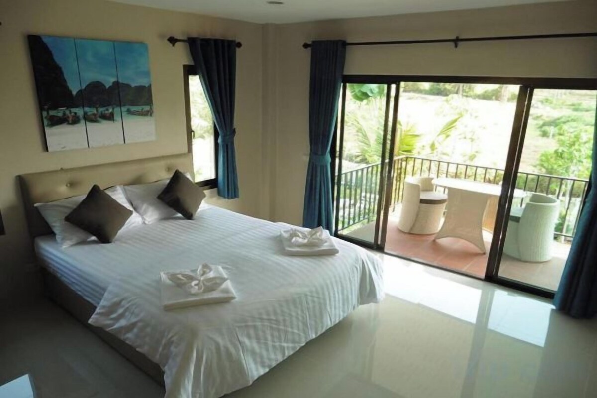 In-room safe, desk, WiFi (free), bed sheets