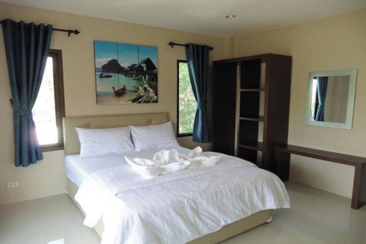 In-room safe, desk, WiFi (free), bed sheets