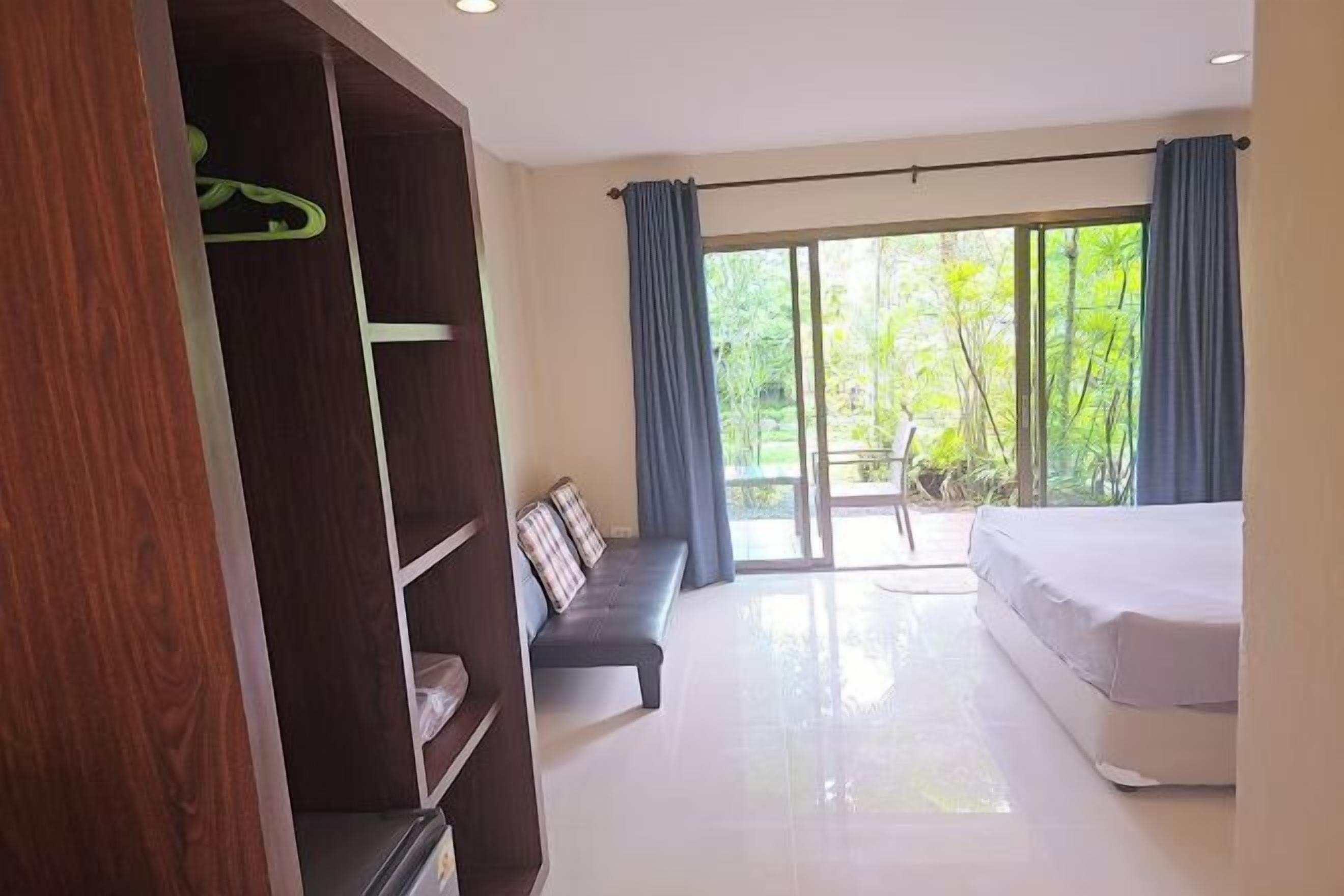 客房内保险箱、办公桌、免费 WiFi、床单