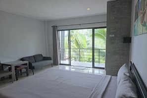 Studio, balcon | Coffres-forts dans les chambres, bureau, Wi-Fi gratuit, draps fournis