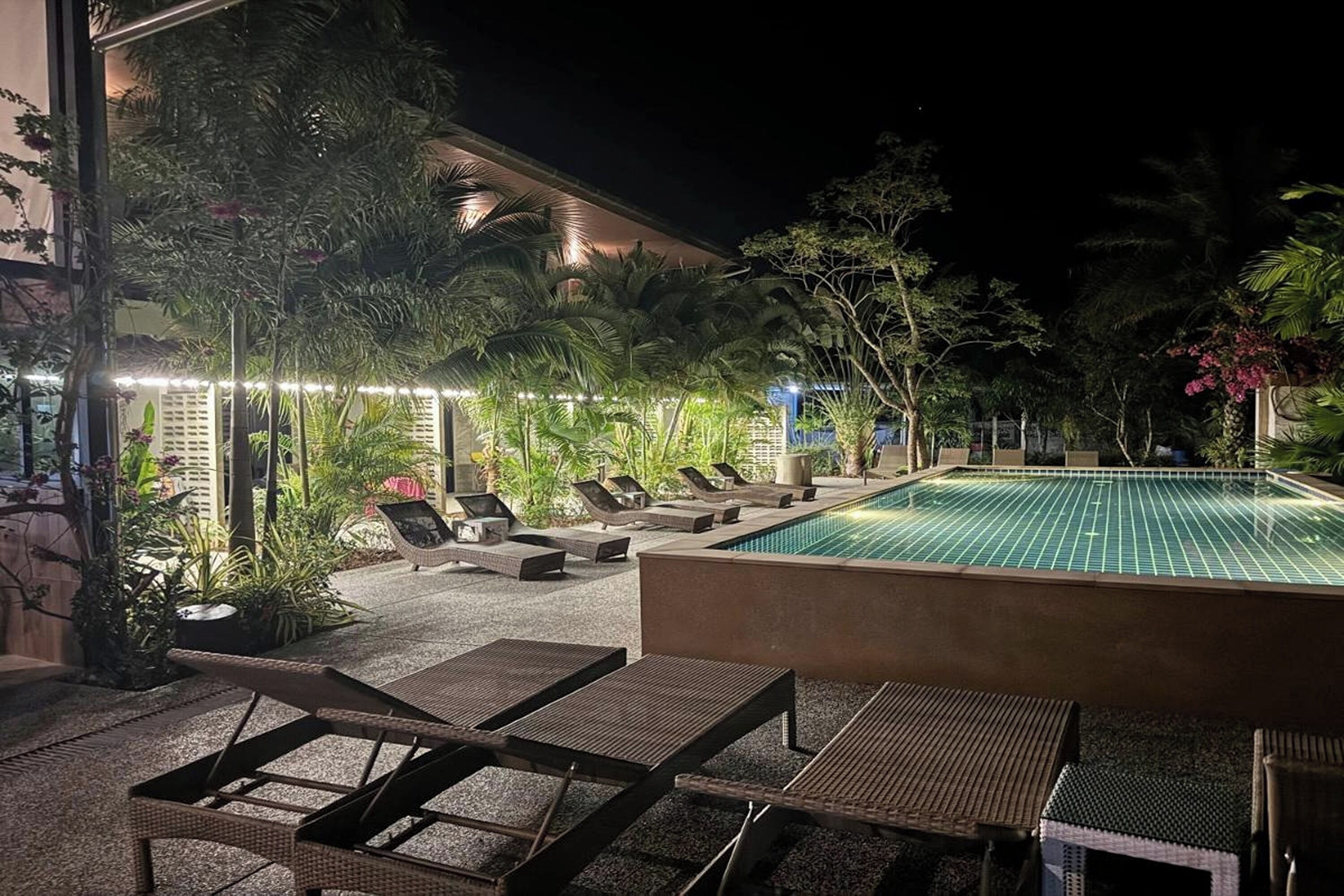 住宿正面 - 傍晚/夜晚