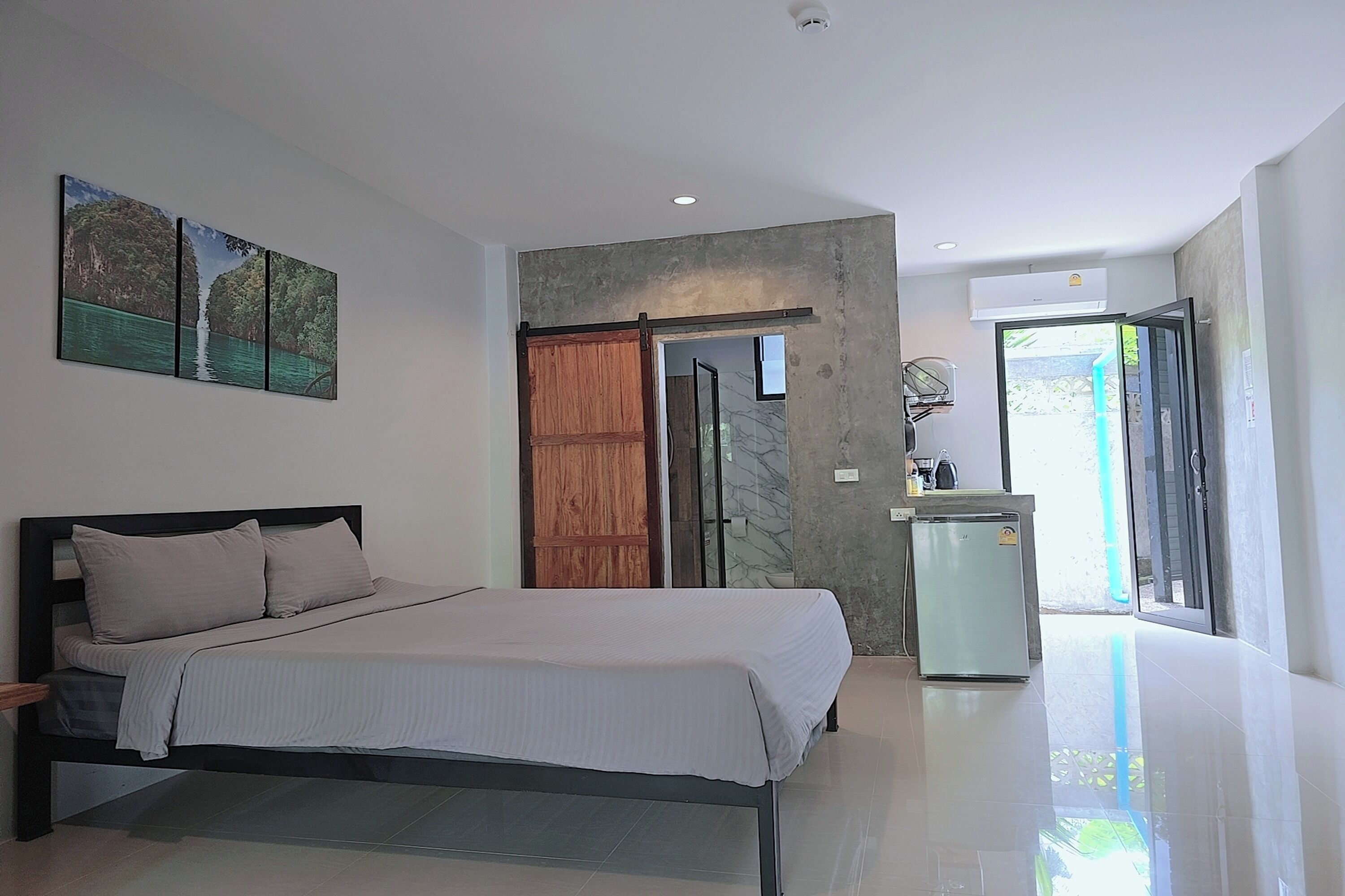 In-room safe, desk, WiFi (free), bed sheets