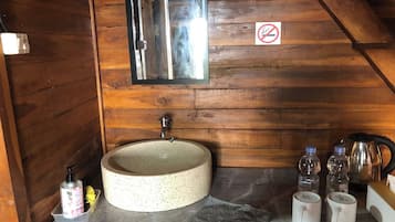 Cabana standard | Banheiro | Chuveiro, produtos de toalete grátis, toalhas de banho