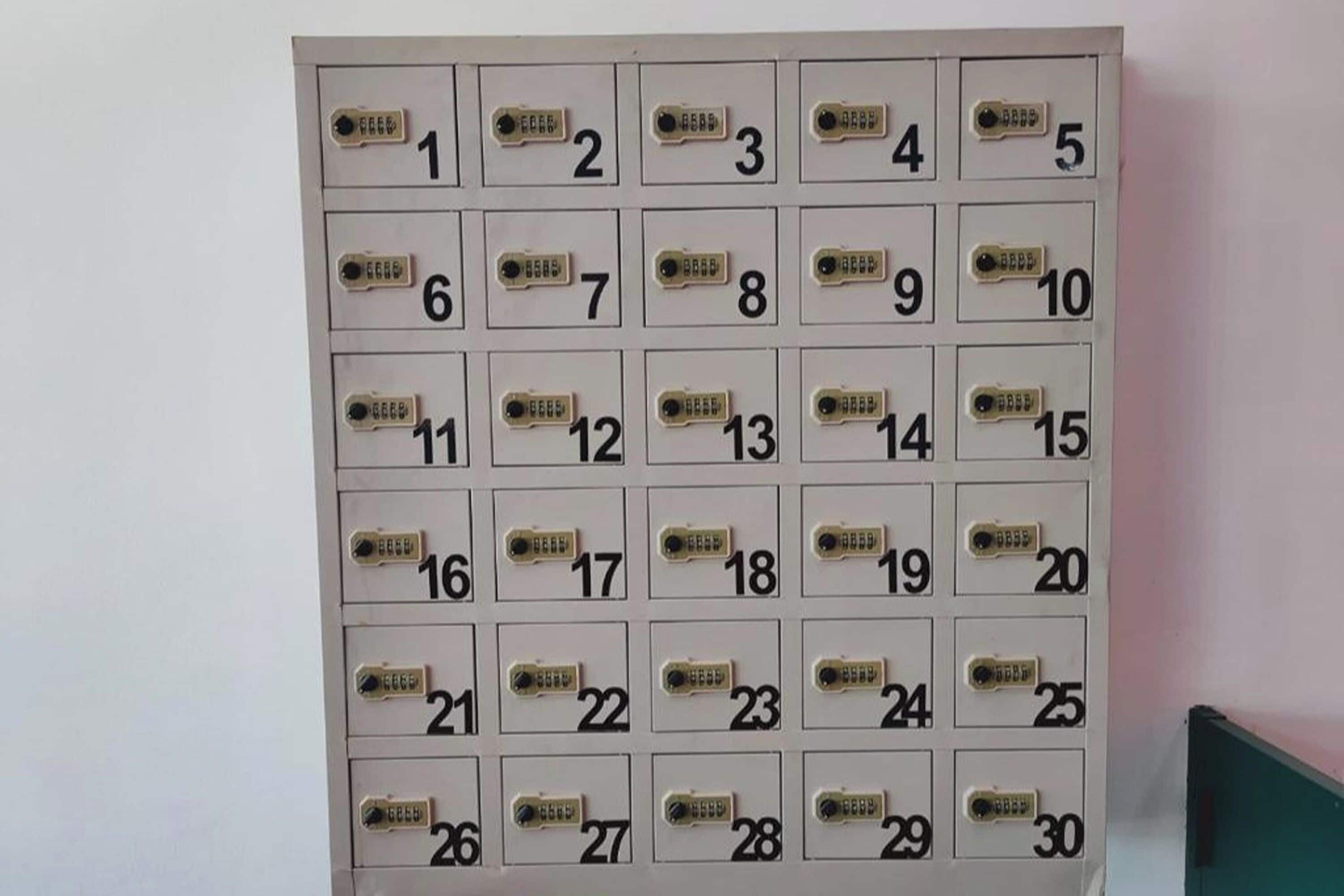 Un mueble de pared con compartimentos numerados, probablemente para correo o almacenamiento.