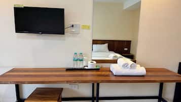 Deluxe Twin Room | Desk, free WiFi, bed sheets