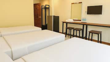 Triple Room | Desk, free WiFi, bed sheets
