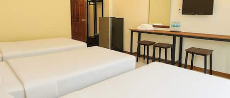 Kamar Triple | Meja kerja, Wi-Fi gratis, dan seprai linen