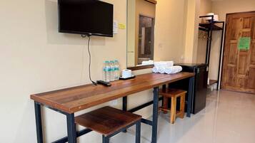 Family Room | Desk, free WiFi, bed sheets