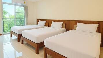 Habitación triple | Escritorio, wifi gratis y ropa de cama