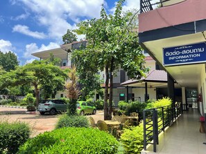 Front of property - Rungreang Hotel (Ban Phai)