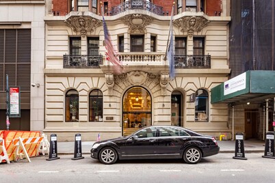 Chic Two Bedroom Apartment at the Historic Mansfield Residence