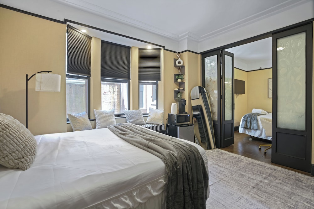 Chic Two Bedroom Apartment at the Historic Mansfield