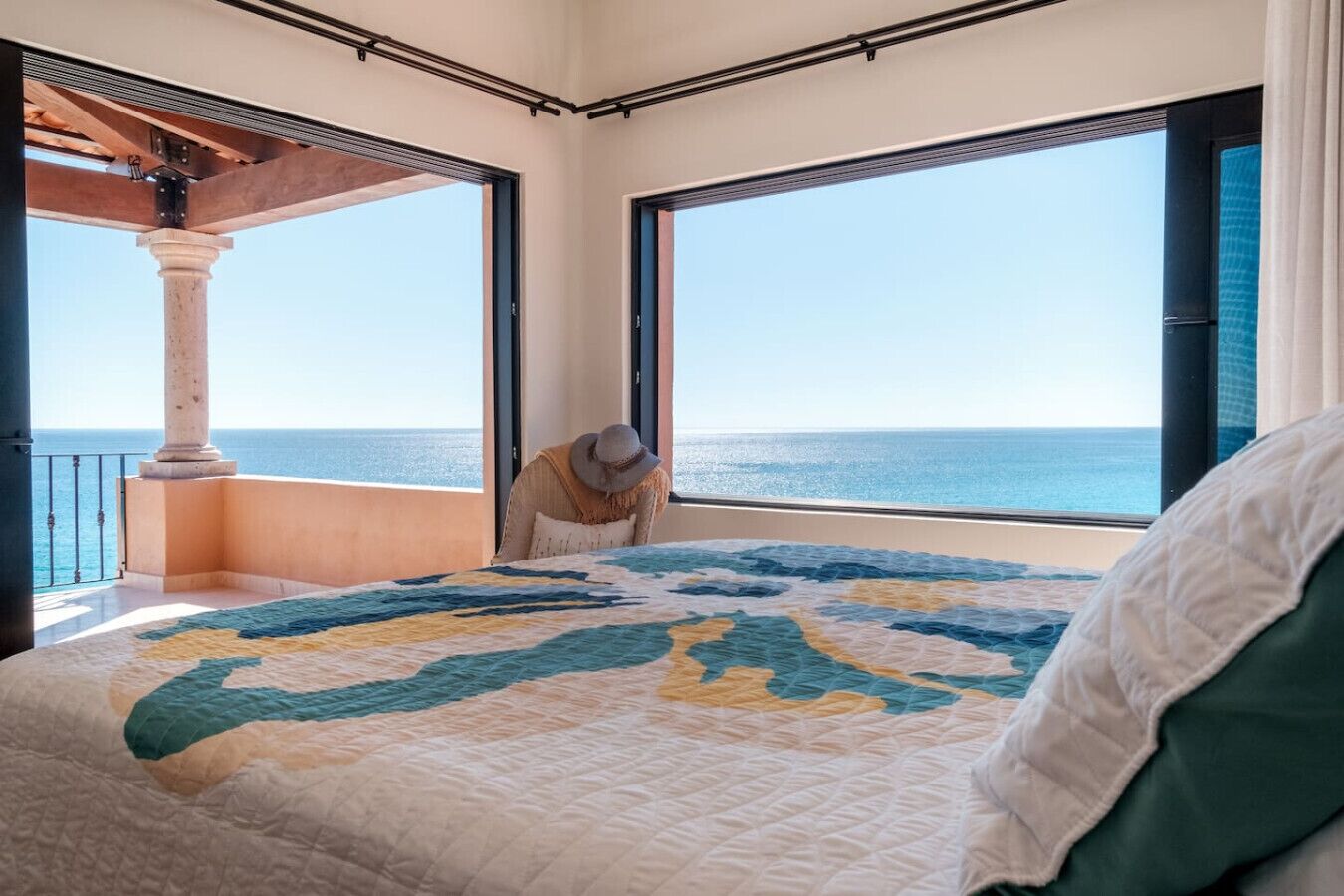 2 soverom, skrivebord, strykejern/-brett og reiseseng for barn